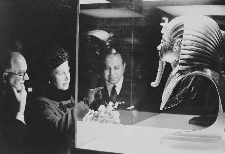 The Queen views the Mask of Tutankhamun at the British Museum Treasures of Tutankhamun Show, 1972